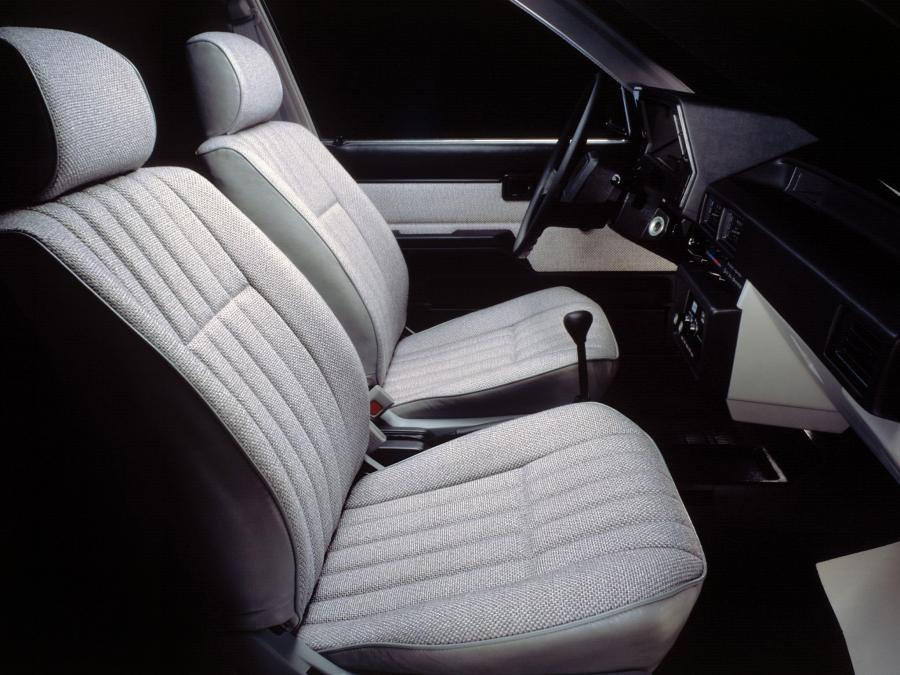  Chevrolet Nova Twin-Cam 1988 года  (фото 2 из 5)